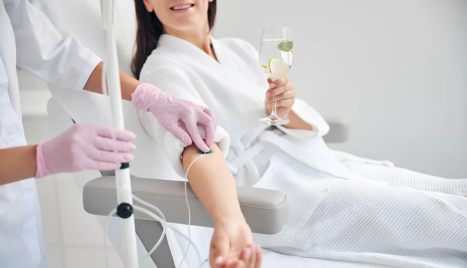 IV drip therapy administered by a licensed nurse in Dubai